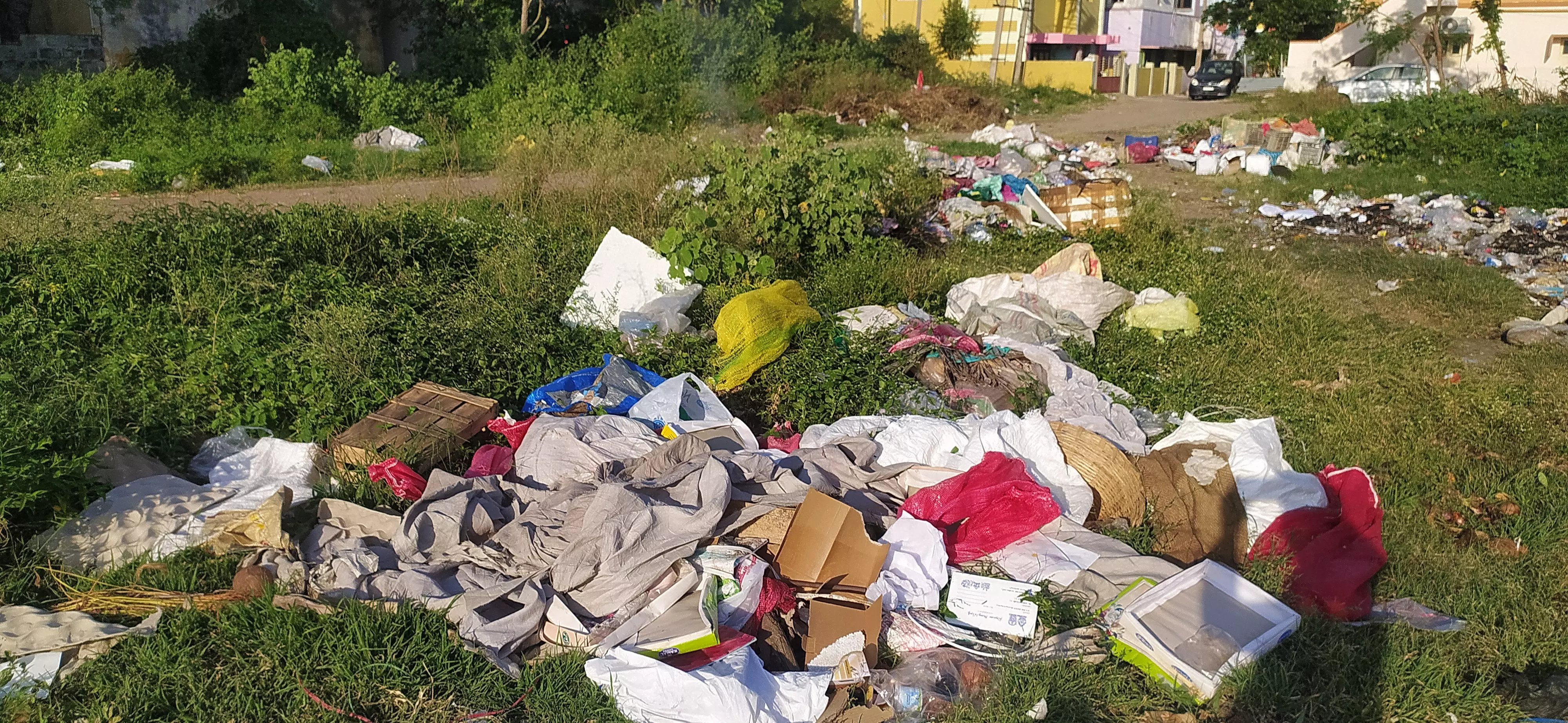 கோவில் நிலத்தில் கொட்டப்படும் கழிவுகள்