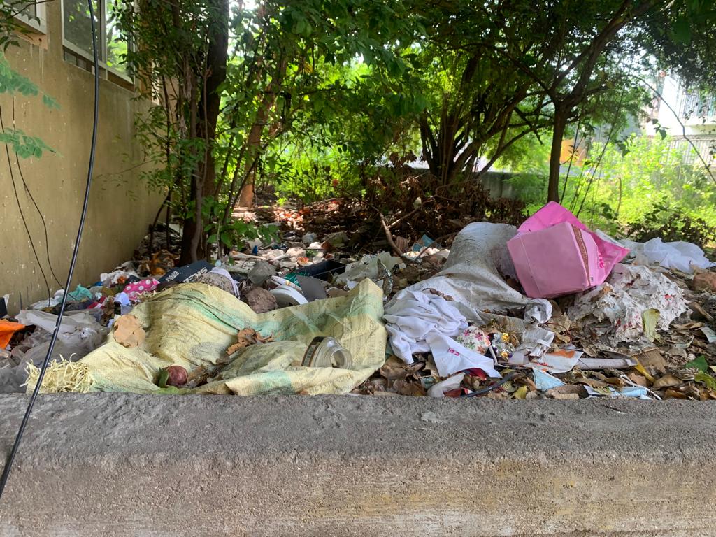 குடியிருப்புகளில் தேங்கும் குப்பைகள்