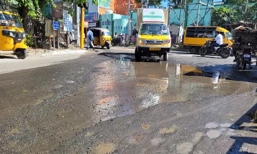 சேறும் சகதியுமான சாலை சேறும் சகதியுமான சாலை