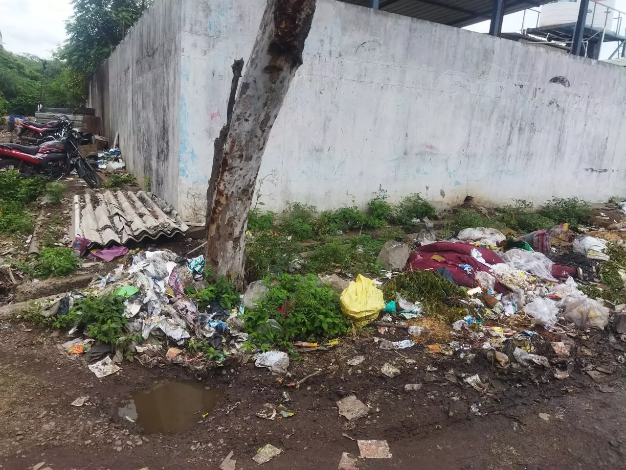 குப்பைகளால் நிரம்பும் சாலை