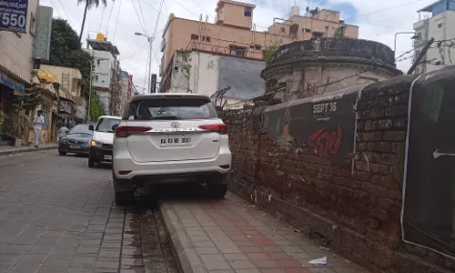 கார்களால் பாதசாரிகள் அவதி