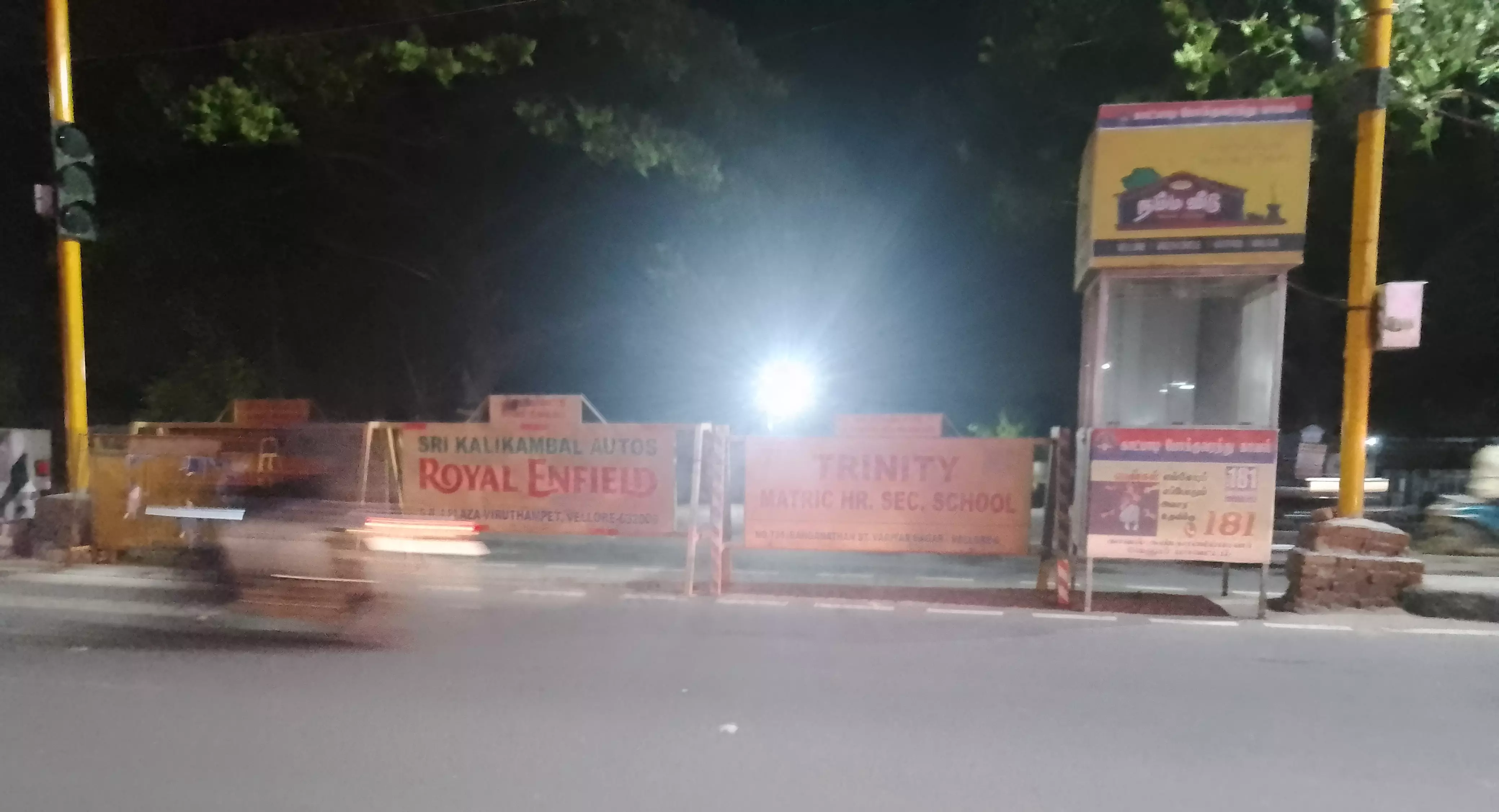 காங்கேயநல்லூர் கூட் ரோட்டில் தடுப்புகள் அகற்றப்படுமா?