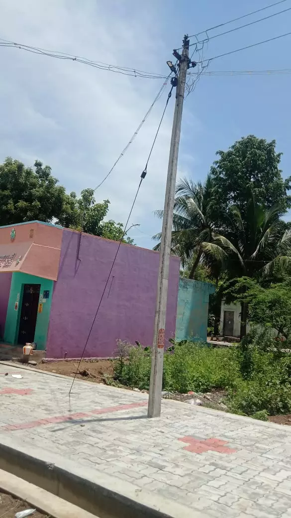 சாலை நடுவே மின்கம்பம் சாலை நடுவே மின்கம்பம்