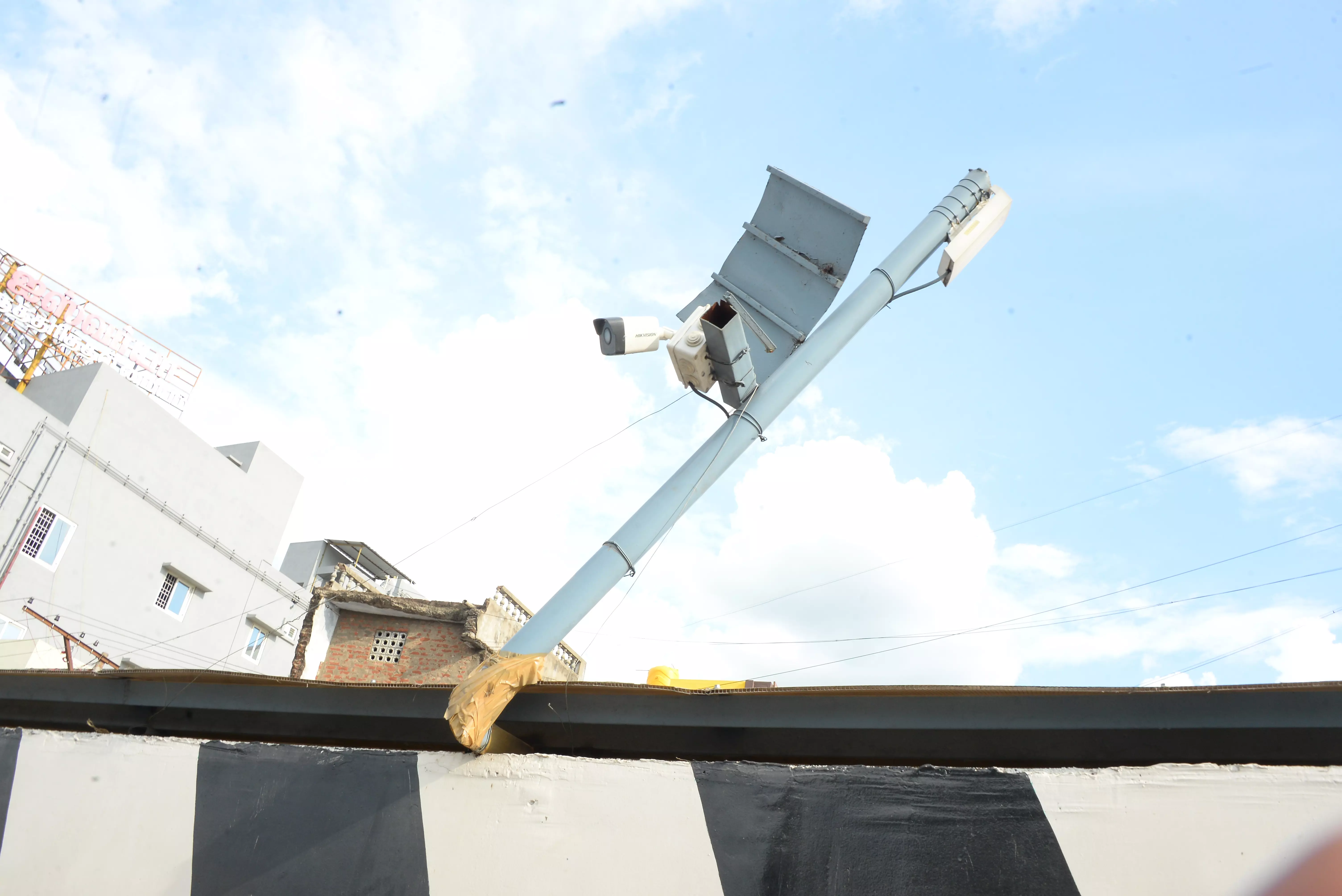 சேதம் அடைந்த கண்காணிப்பு கேமரா