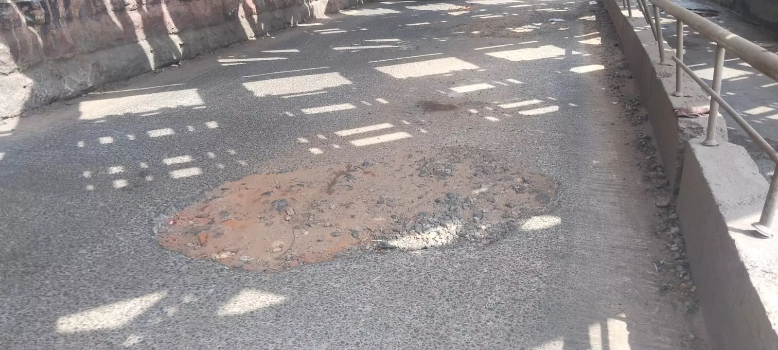 பள்ளமும் மேடுமான சாலை