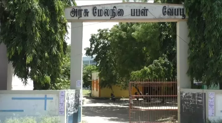 பாதுகாப்பற்ற நிலையில் பள்ளி மாணவிகள் பாதுகாப்பற்ற நிலையில் பள்ளி மாணவிகள்