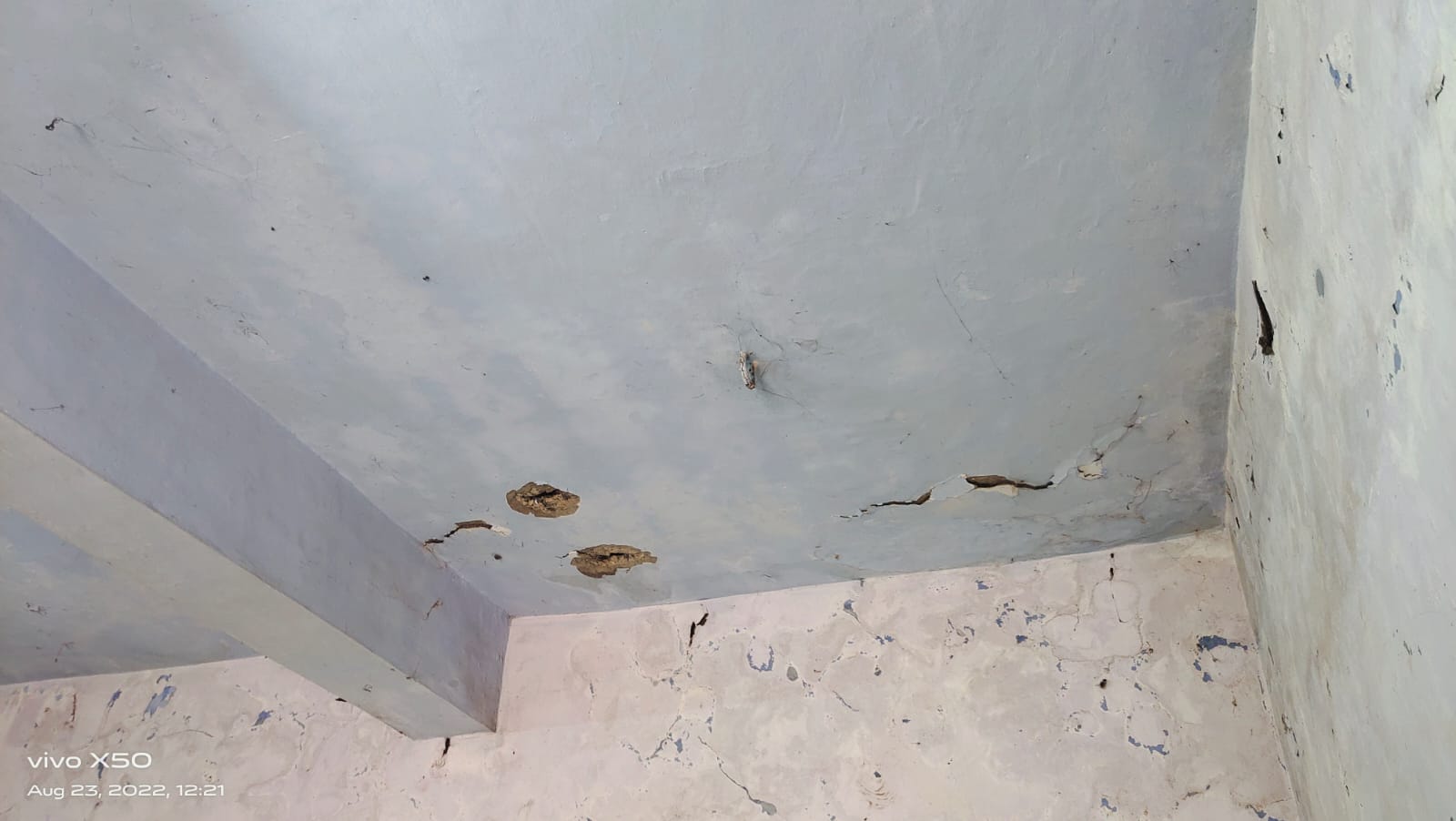 சேதமடைந்த பள்ளி கட்டிடம்