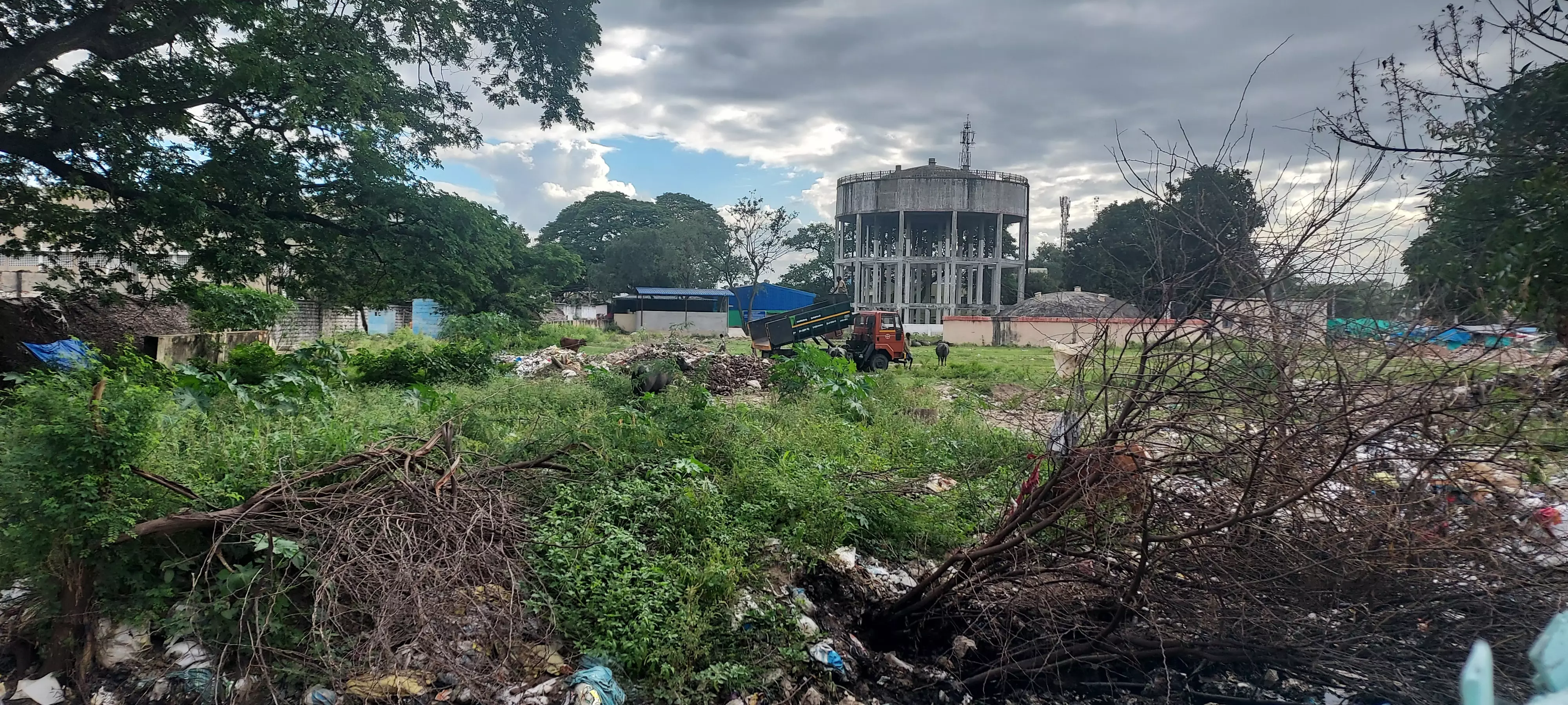 வாரச்சந்தை மைதானத்தில் குப்ைப கொட்டும் அவலம்