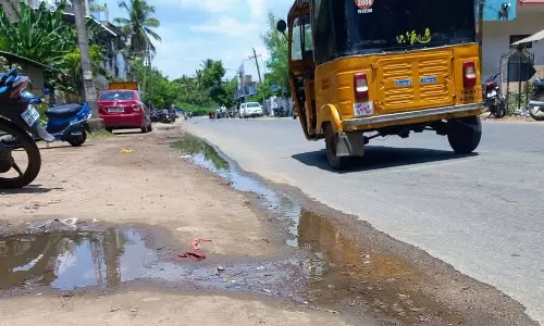 சாலையில் வழிந்தோடும் குடிநீர் சாலையில் வழிந்தோடும் குடிநீர்