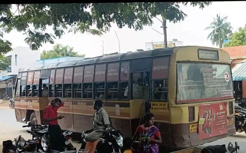 பஸ் பயணிகள் அவதி பஸ் பயணிகள் அவதி