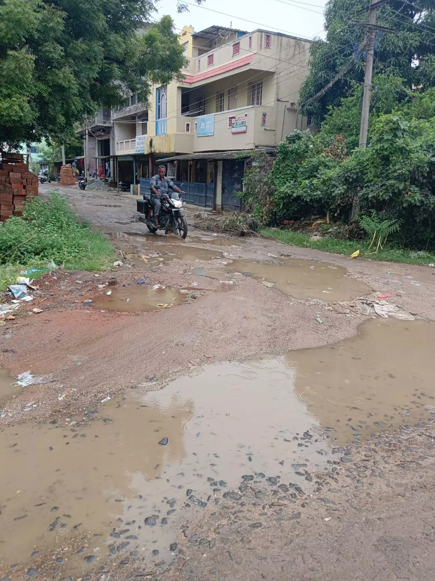 குடிநீர் குழாயில் உடைப்பு குடிநீர் குழாயில் உடைப்பு