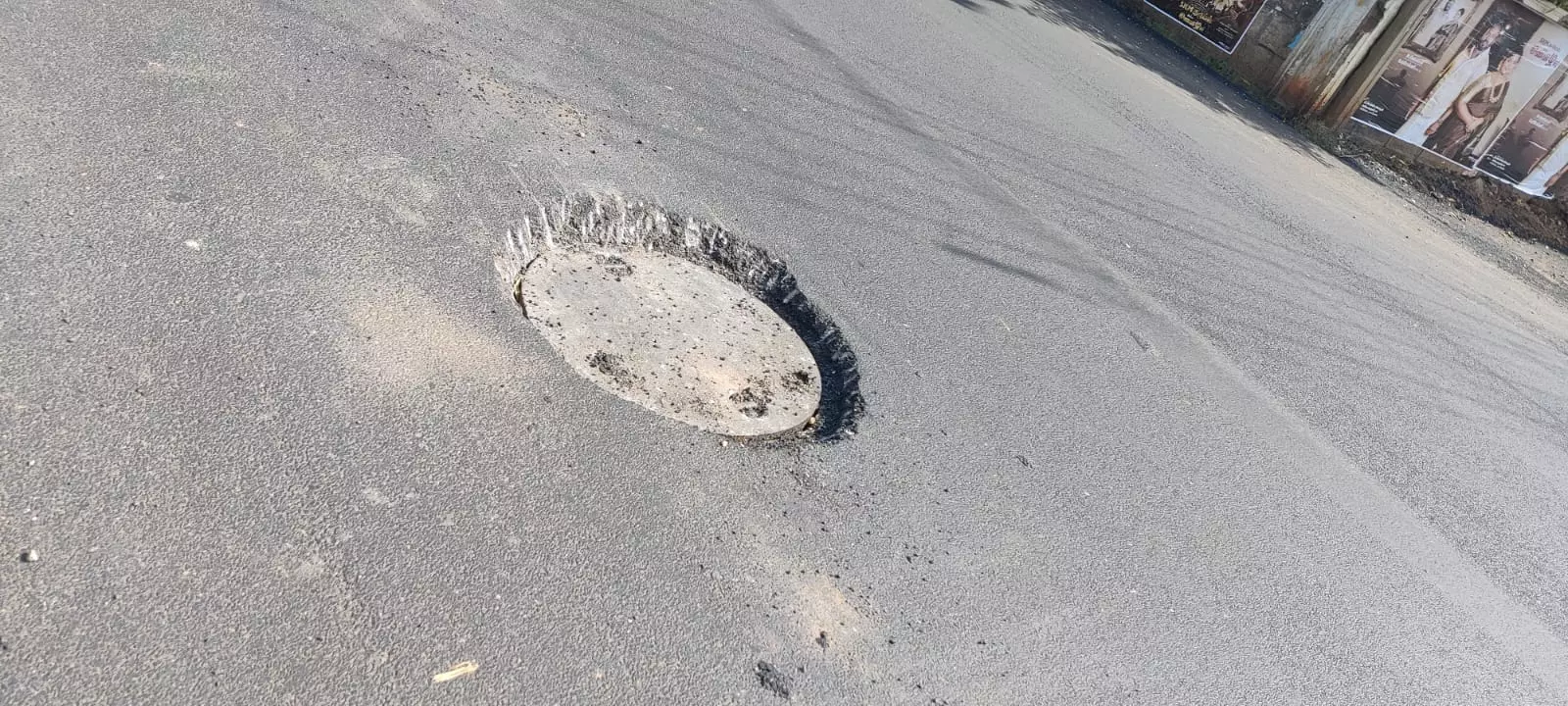 பாதாள சாக்கடை மூடி சீரமைக்கப்படுமா? பாதாள சாக்கடை மூடி சீரமைக்கப்படுமா?