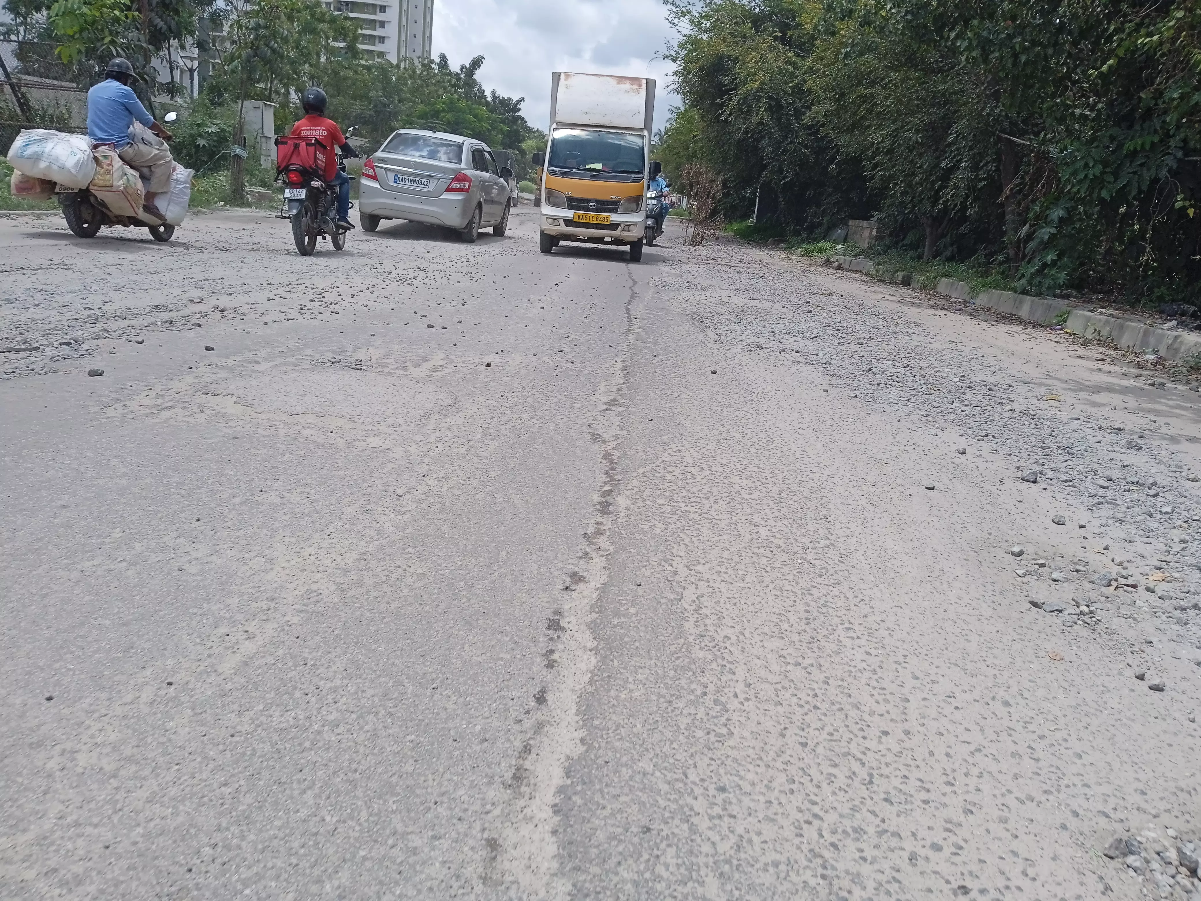 பெயர்ந்து கிடக்கும் ஜல்லி கற்கள்