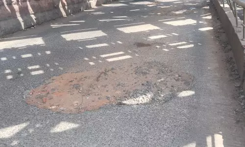 பள்ளமும் மேடுமான சாலை