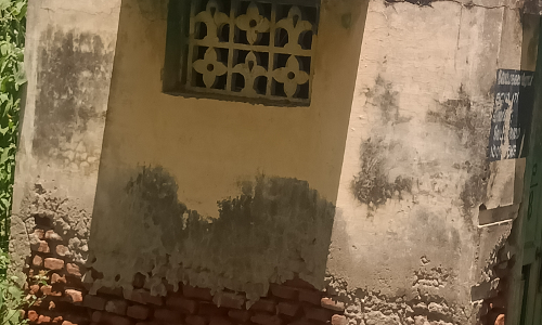 ஆபத்தான நிலையில் உள்ள மின் மோட்டார் அறை