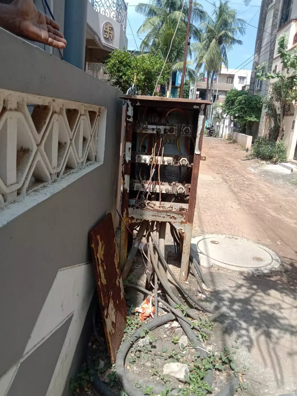 திறந்த நிலையில் மின் இணைப்பு பெட்டி