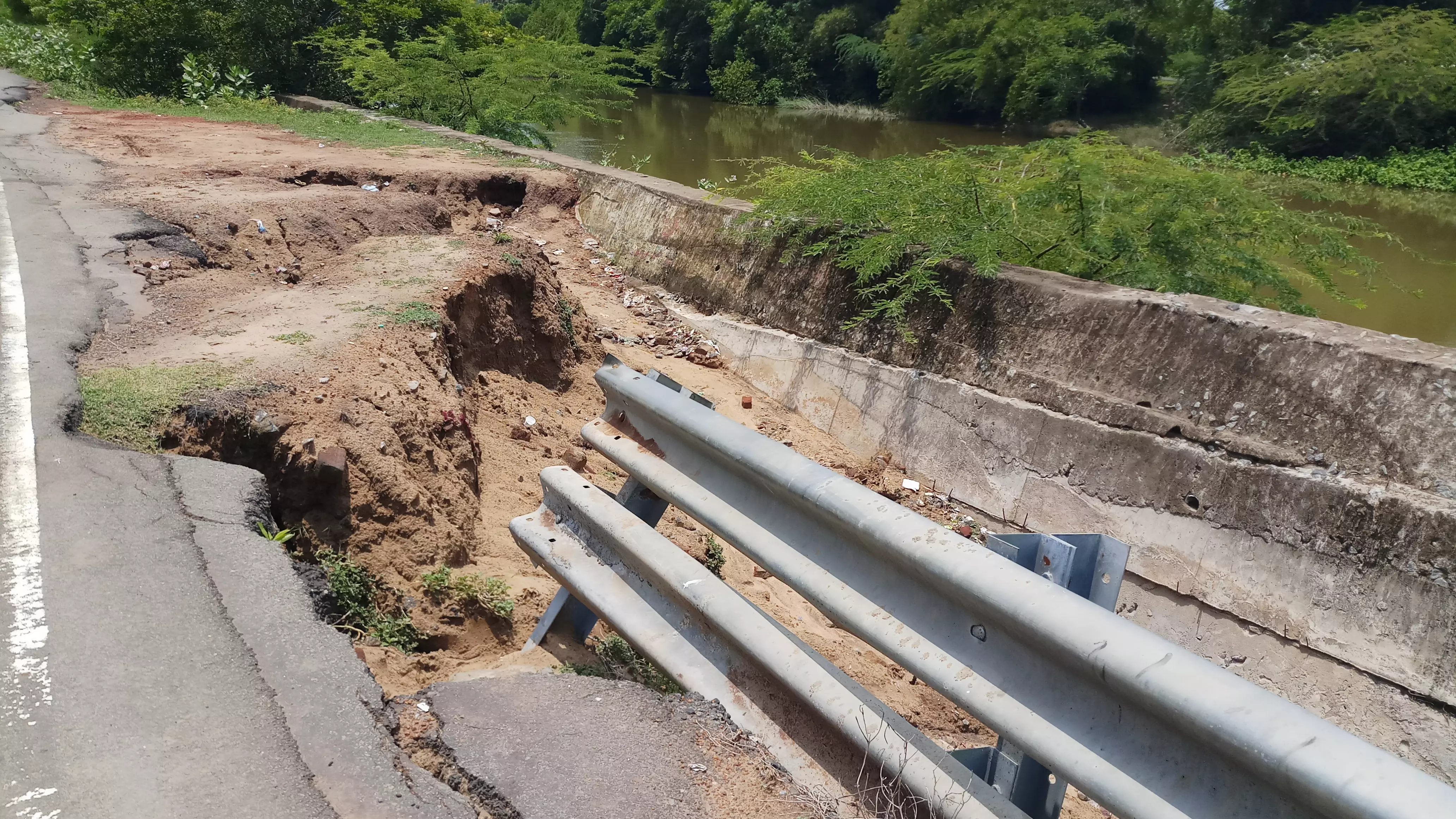 சாலையோரத்தில் மண்அரிப்பு