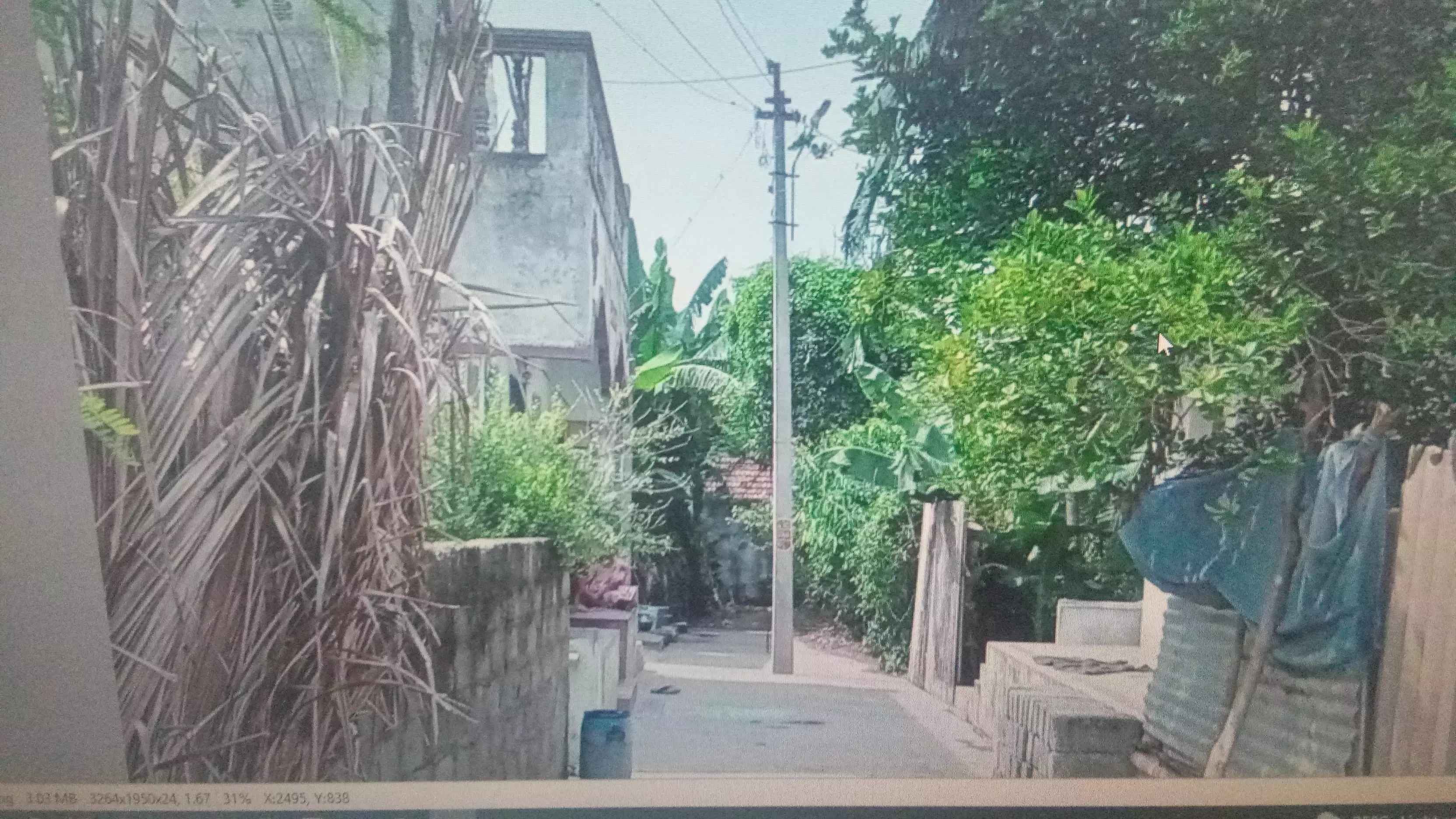 சாலையின் நடுவில் மின்கம்பம்