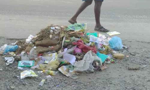 கடைகள் முன்பு கொட்டப்படும் குப்பைகள் கடைகள் முன்பு கொட்டப்படும் குப்பைகள்