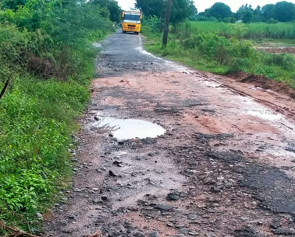 போக்குவரத்துக்கு லாயக்கற்ற சாலை போக்குவரத்துக்கு லாயக்கற்ற சாலை