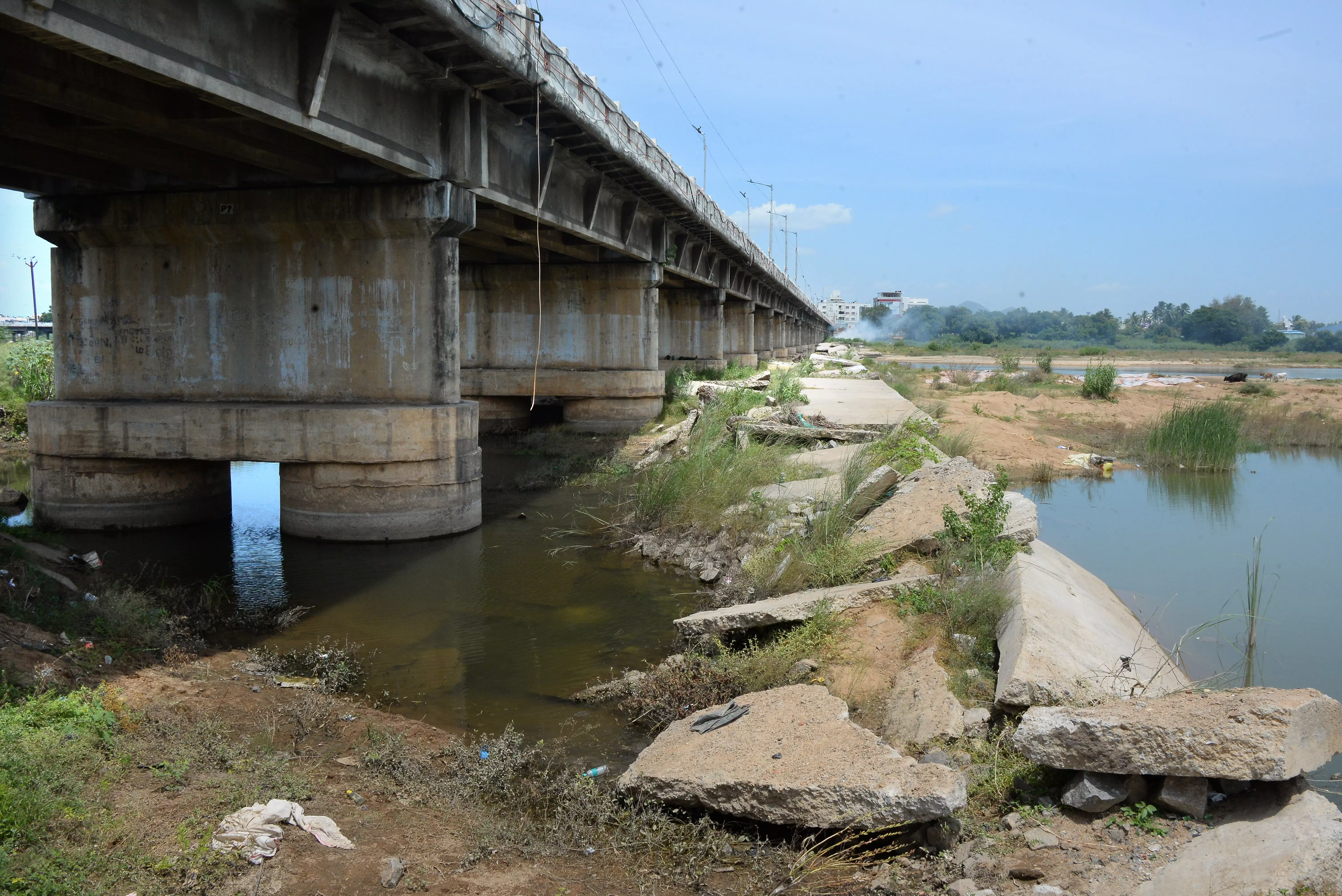 வெள்ளத்தால் பாதிக்கபட்ட பாலம் பலப்படுத்தப்படுமா? வெள்ளத்தால் பாதிக்கபட்ட பாலம் பலப்படுத்தப்படுமா?