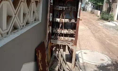 திறந்த நிலையில் மின் இணைப்பு பெட்டி