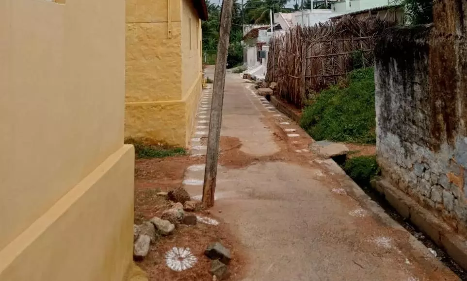 போக்குவரத்து இடையூறாக மின்கம்பம் போக்குவரத்து இடையூறாக மின்கம்பம்