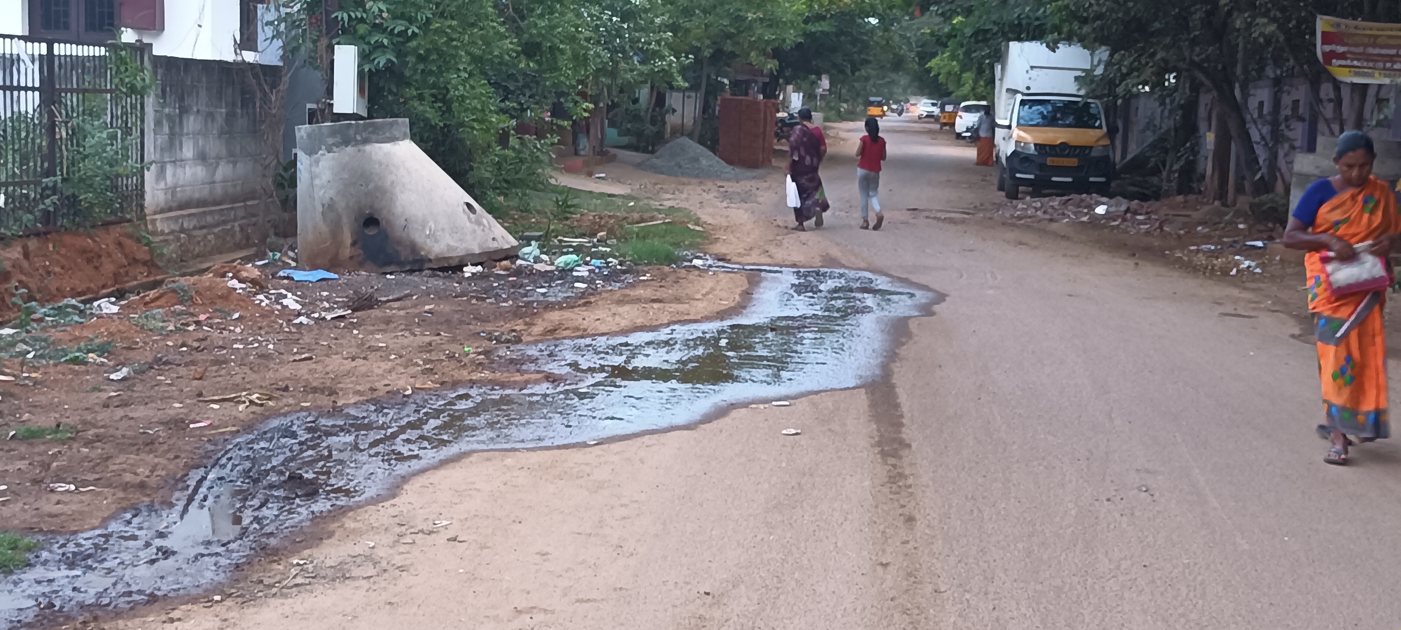 சாலையில் செல்லும் கழிவுநீர்