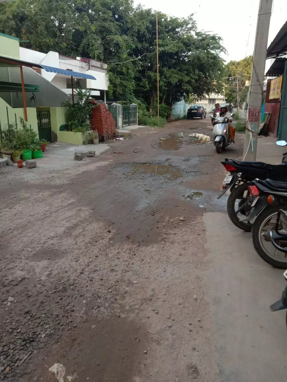 சேதமடைந்த சாலை சேதமடைந்த சாலை