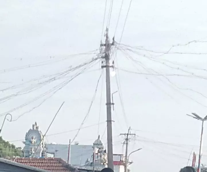 கூடுதல் மின்கம்பங்கள் வைக்க கோரிக்கை கூடுதல் மின்கம்பங்கள் வைக்க கோரிக்கை