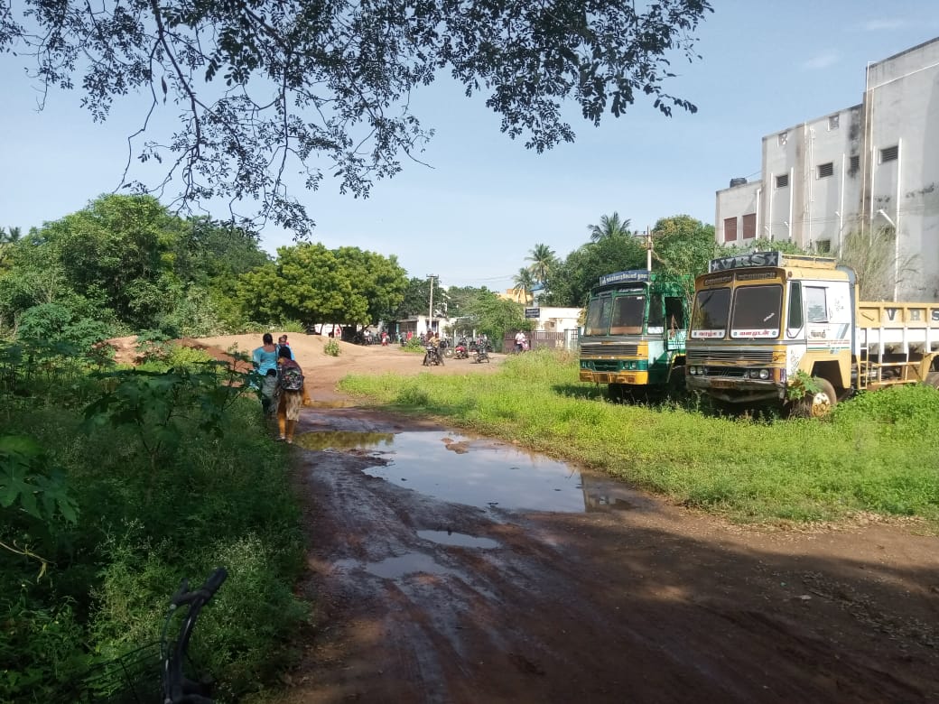 சேதமடைந்த சாலை சேதமடைந்த சாலை