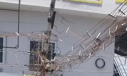 சாய்ந்த மின்கம்பம் சாய்ந்த மின்கம்பம்