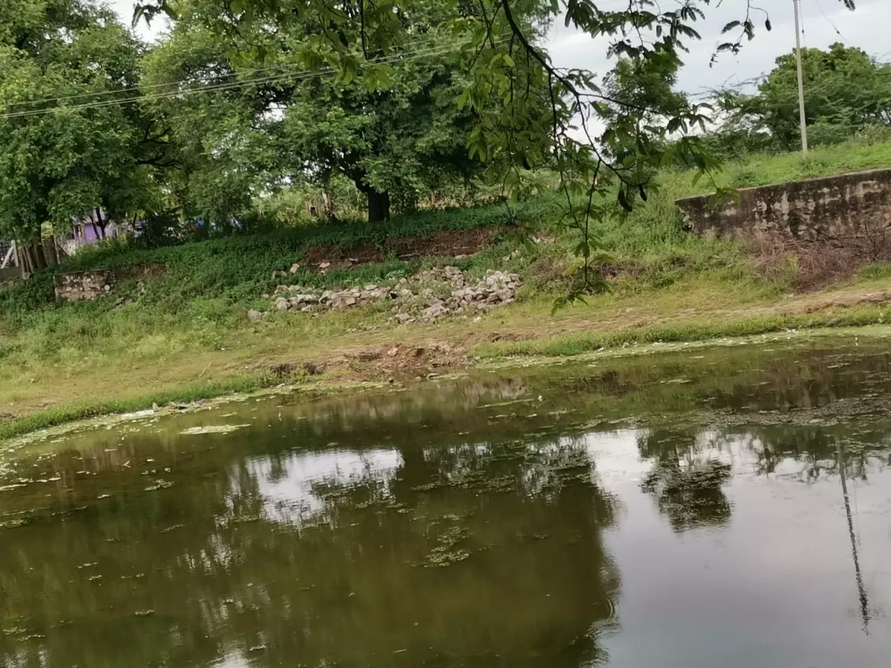 சேதமடைந்த சுற்றுச்சுவர் சேதமடைந்த சுற்றுச்சுவர்