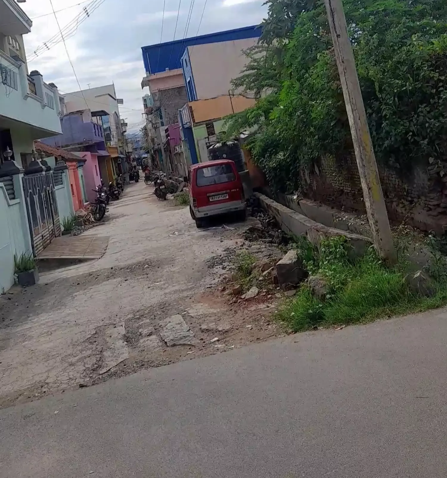 கால்வாய் கட்டியதால் பள்ளமான தெரு