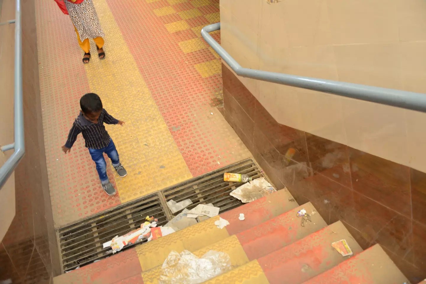 குப்பைகள் தேங்கும் சுரங்க நடைபாதை