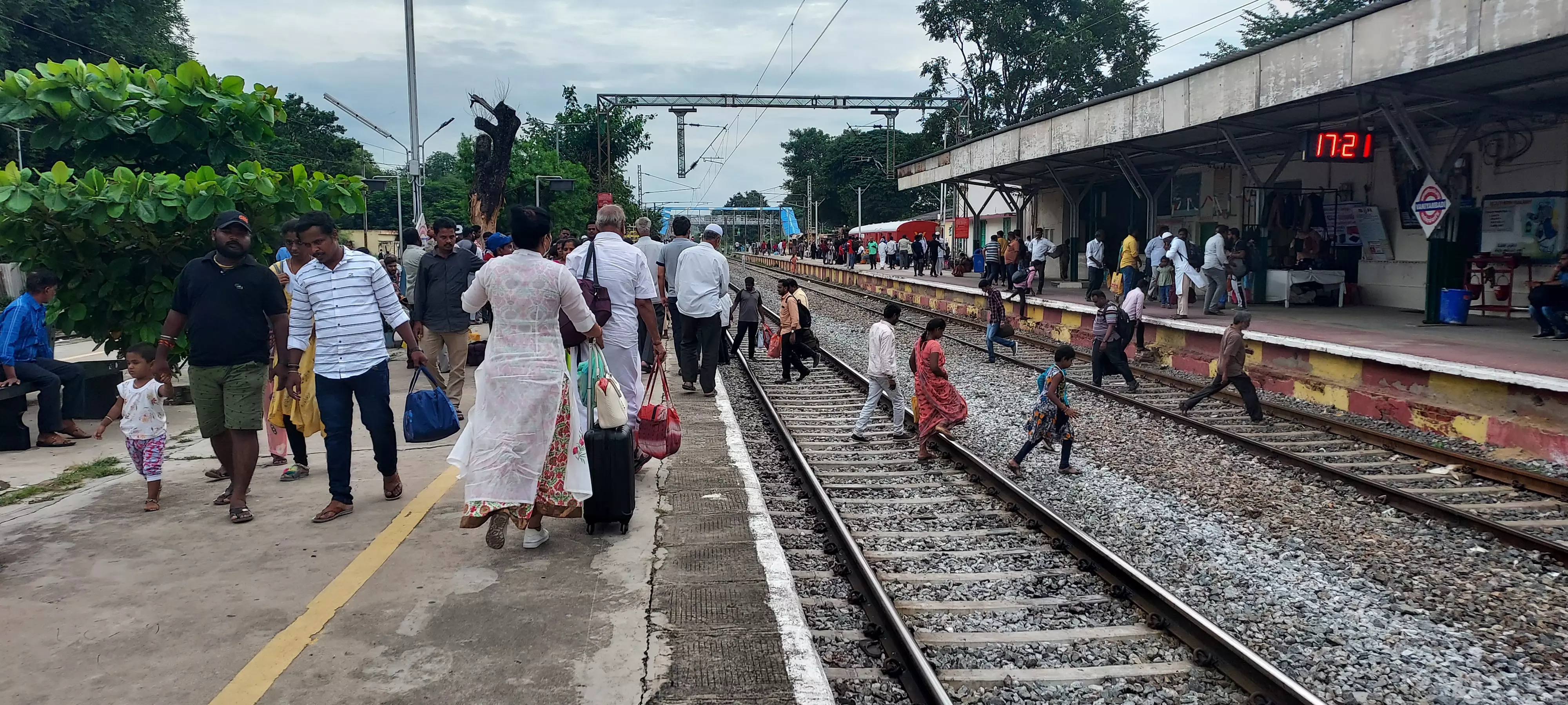 ஆபத்தை உணராத பயணிகள்