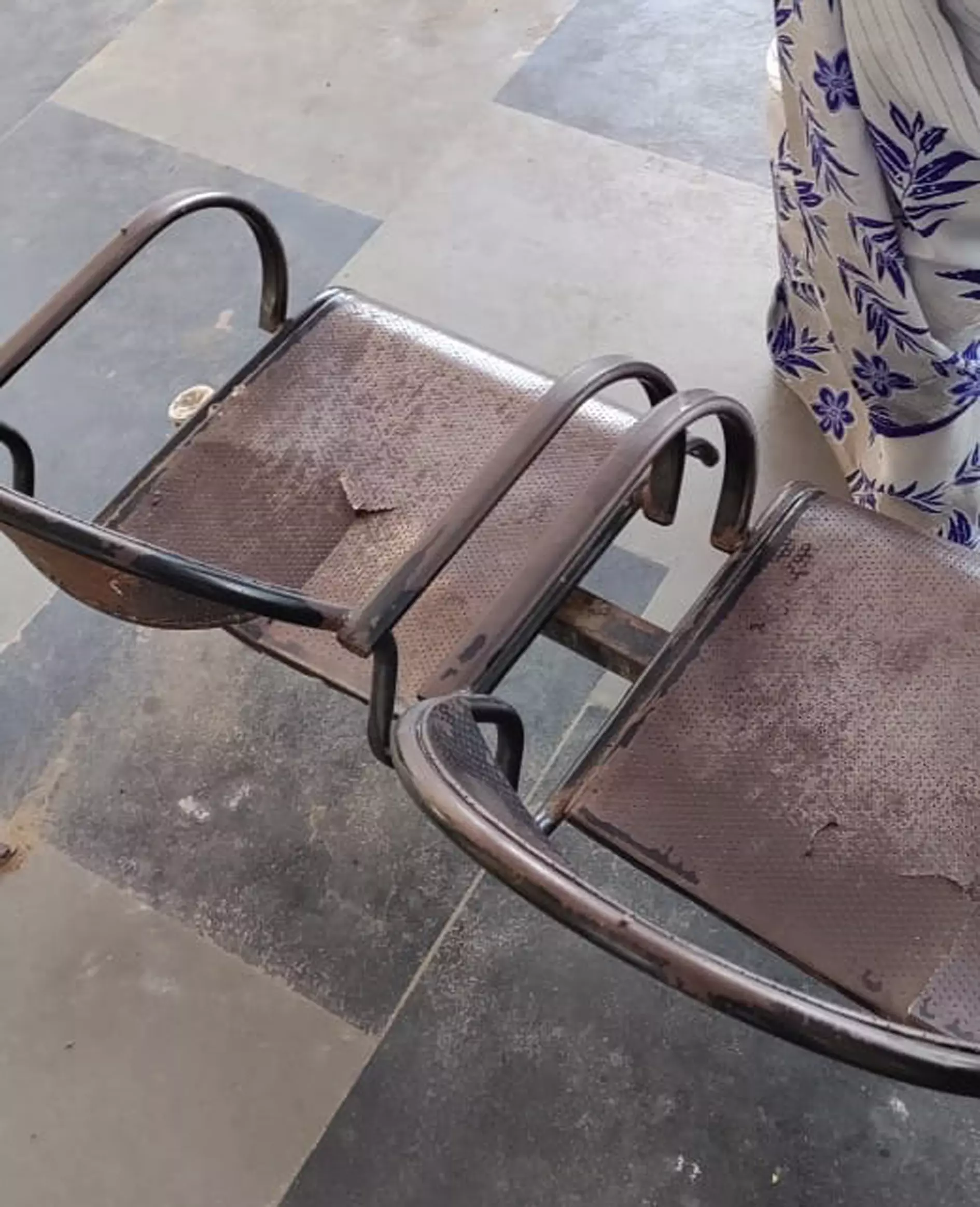 உடைந்த இருக்கைகள் உடைந்த இருக்கைகள்