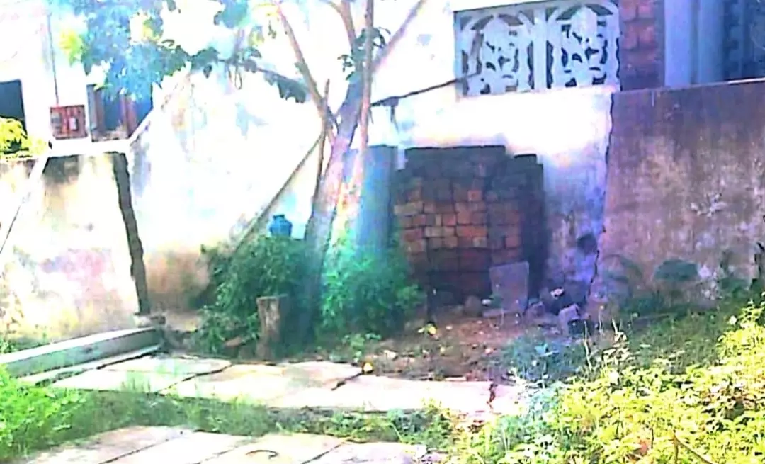 சுற்றுச்சுவரை சீரமைக்க கோரிக்கை