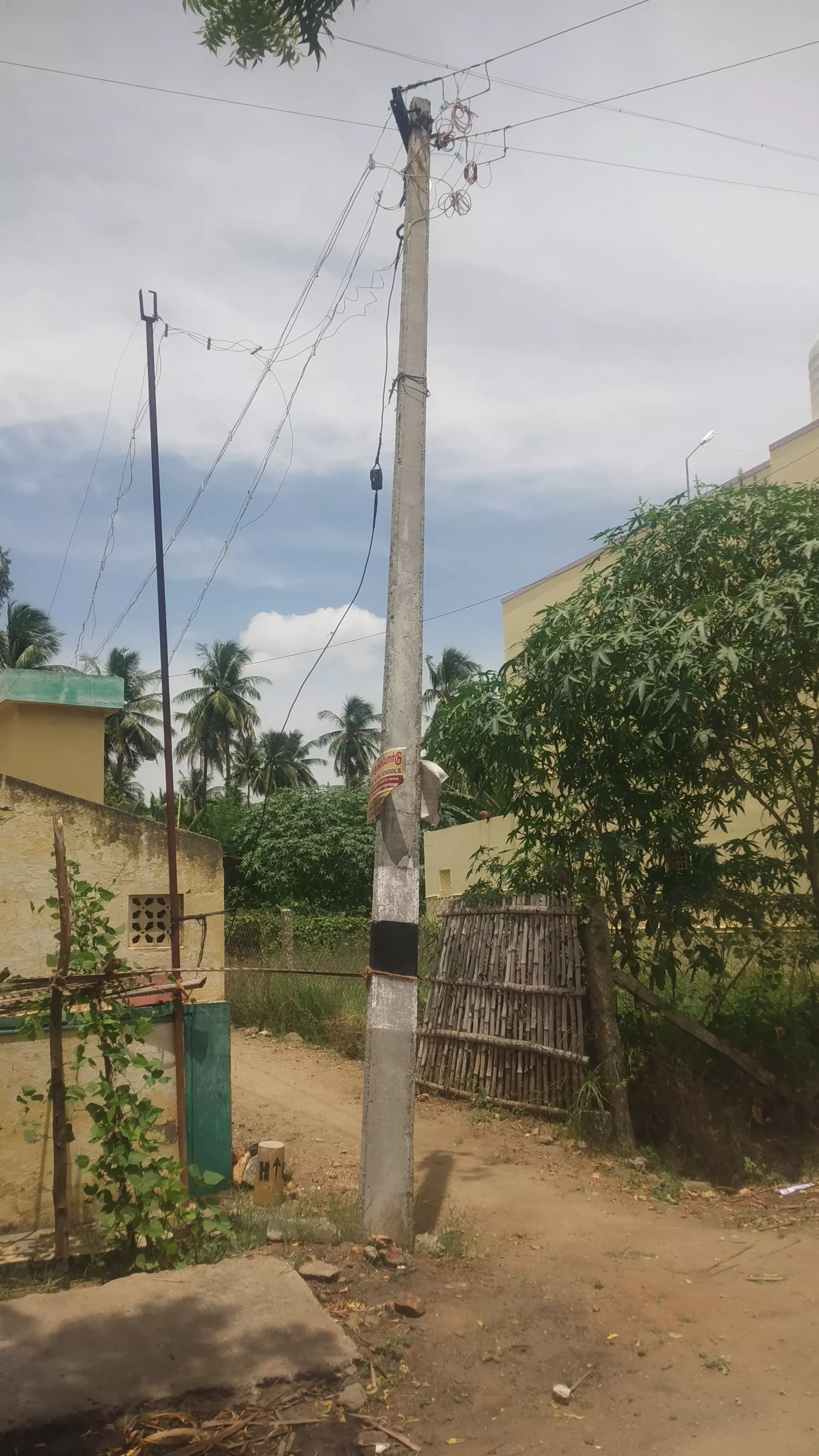 ஆபத்தான மின்கம்பம்