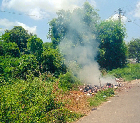 புகையால் மாணவர்கள் அவதி புகையால் மாணவர்கள் அவதி