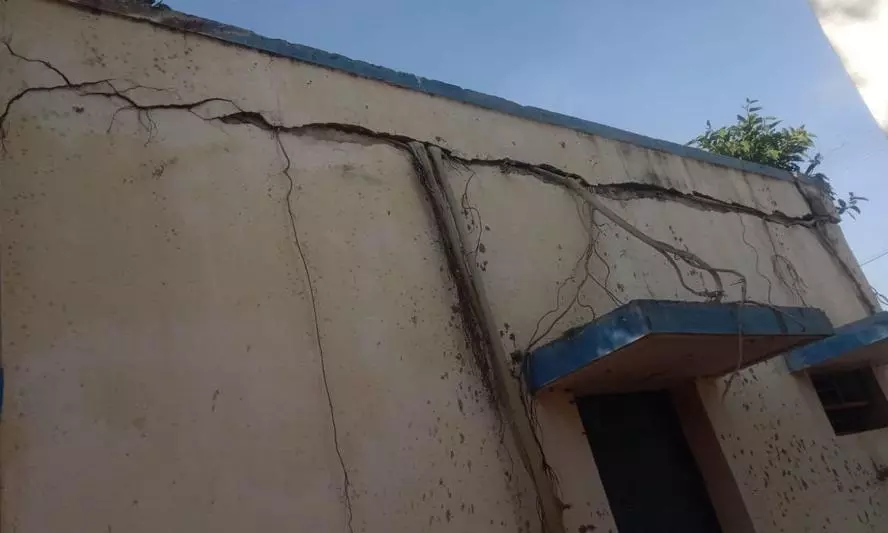 ஆபத்தான நிலையில் அங்கன்வாடி ஆபத்தான நிலையில் அங்கன்வாடி