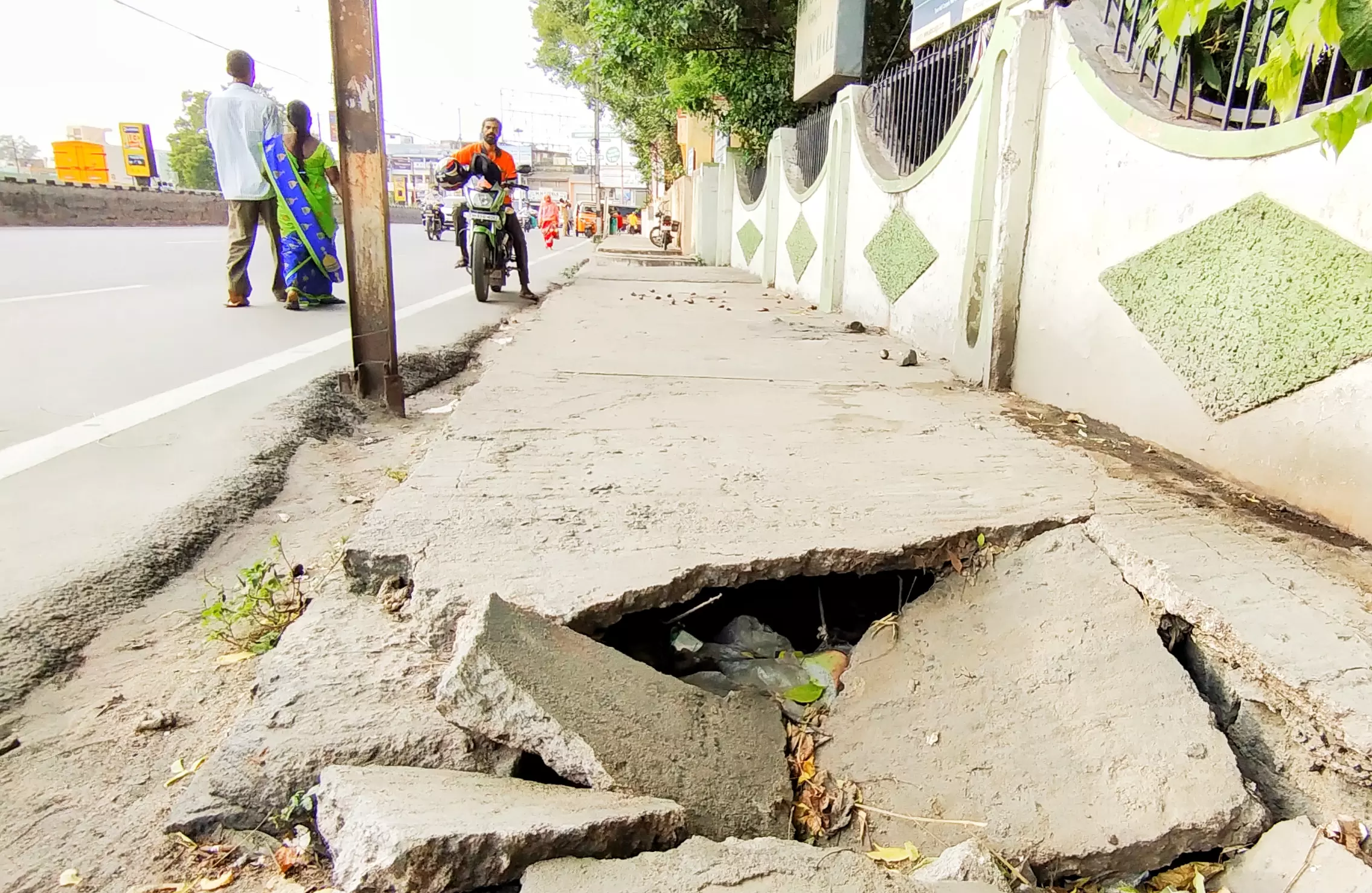 நடைபாதையை சீரமைக்க வேண்டும் நடைபாதையை சீரமைக்க வேண்டும்