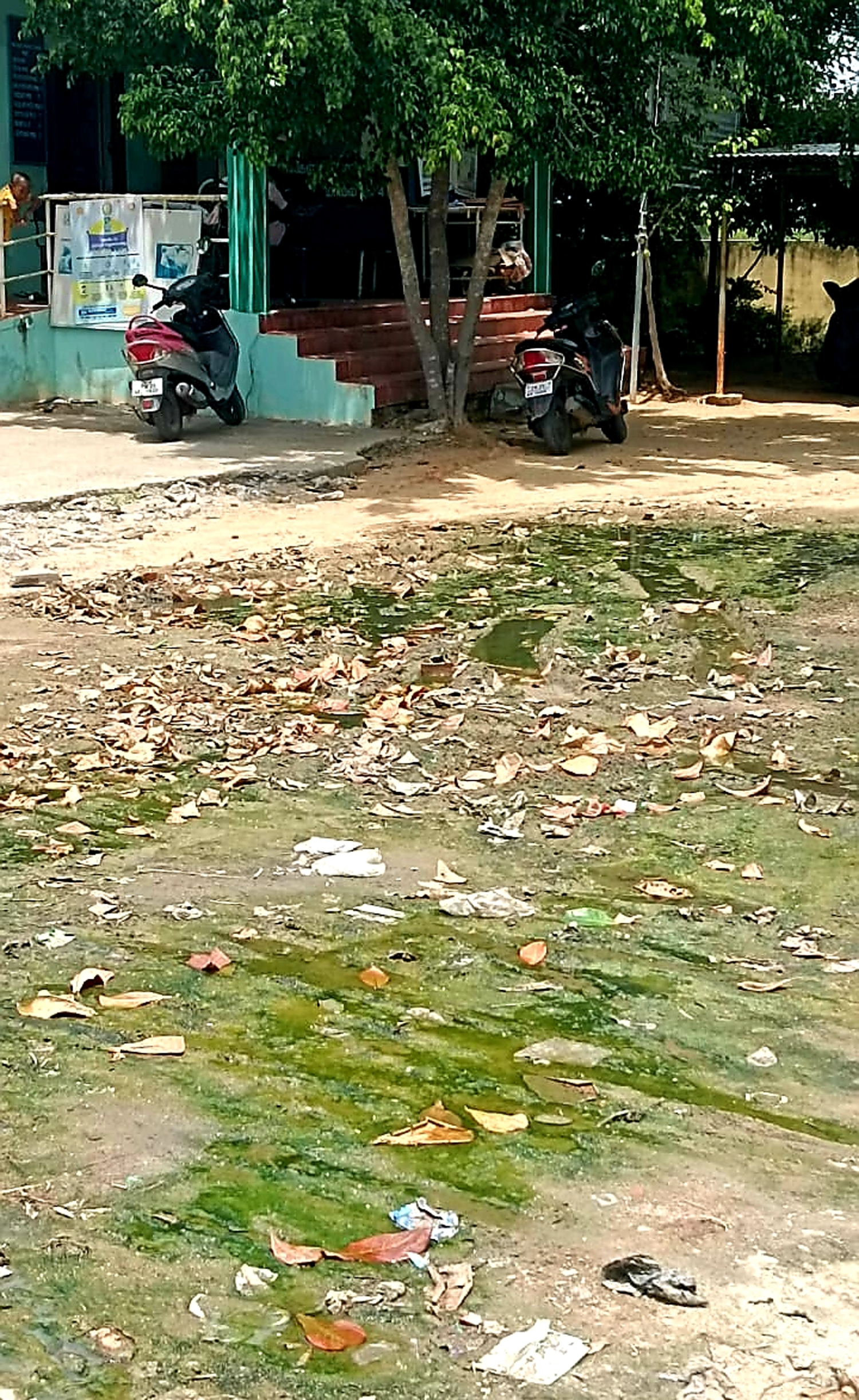 சுகாதார நிலையம் முன்பு சீர்கேடு