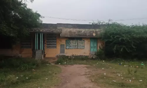 கூட்டுறவு கட்டிடத்தில் சமூக விரோத செயல்