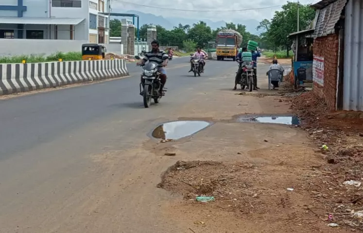 புதிய சாலை சேதம்