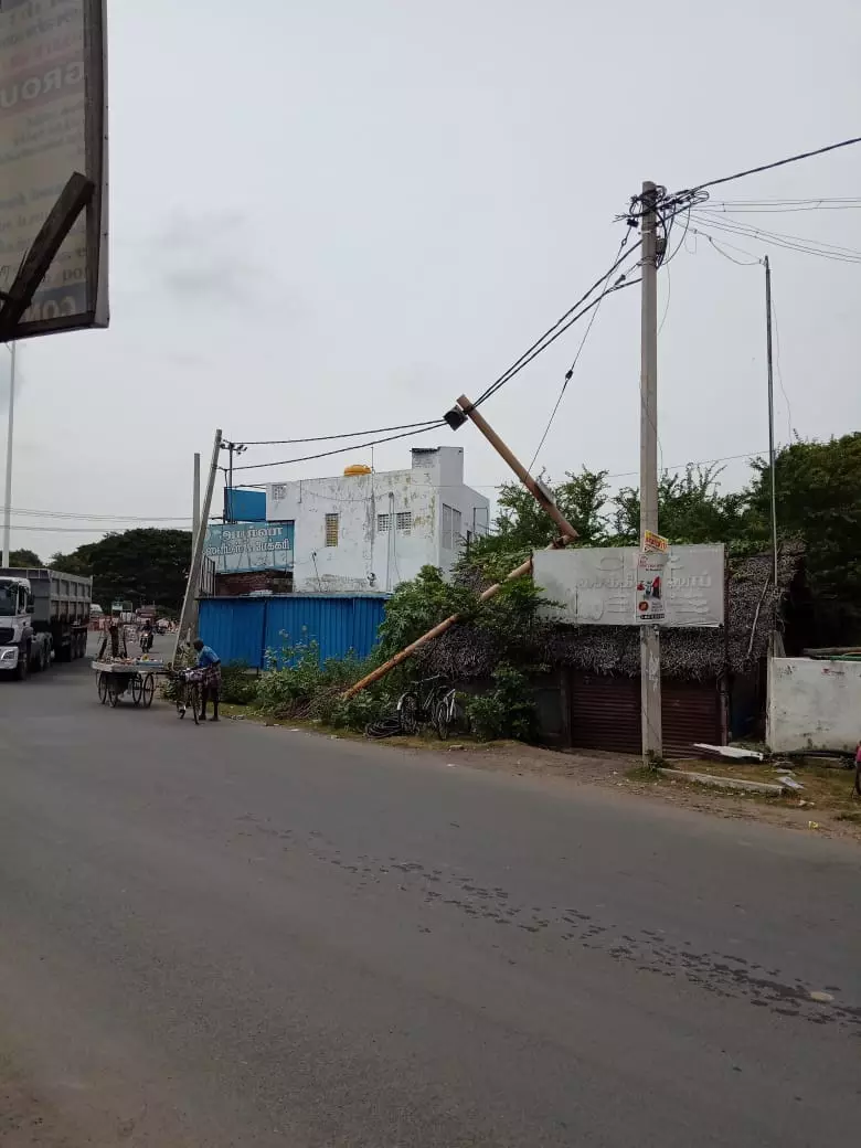 சேதமடைந்த போக்குவரத்து சிக்னல் கம்பம் சேதமடைந்த போக்குவரத்து சிக்னல் கம்பம்