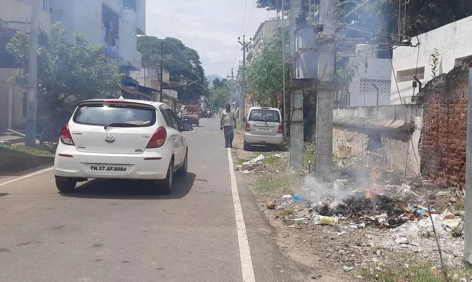 குப்பைகளுக்கு தீவைப்பு குப்பைகளுக்கு தீவைப்பு