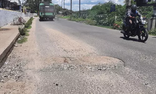 சாலையில் பள்ளம் சாலையில் பள்ளம்