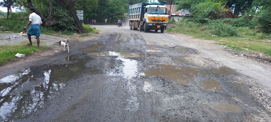 சேதமடைந்த சாலை