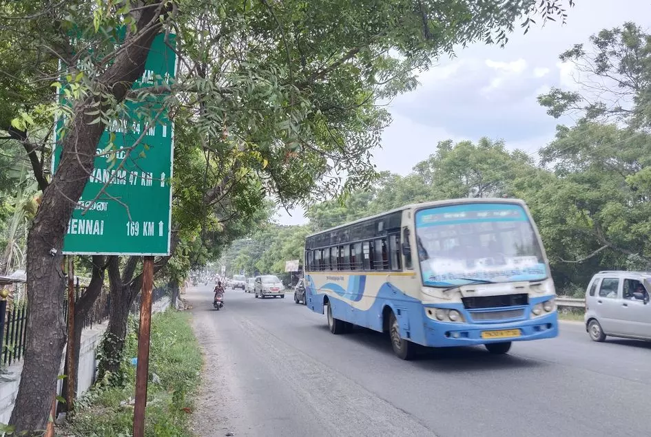 மறைந்த நிலையில் கிலோ மீட்டர் பலகை மறைந்த நிலையில் கிலோ மீட்டர் பலகை